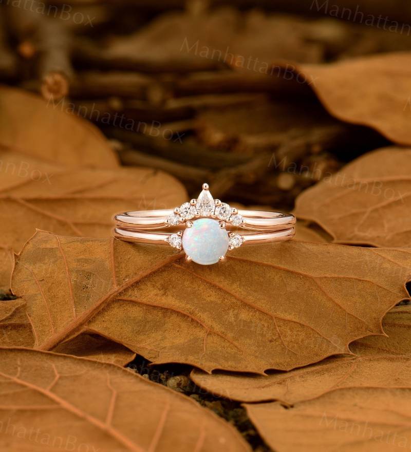 Vintage Runde Natürliche Opal Verlobungsring Art-Deco-Rosengold Diamant Cluster Braut Set Gebogen Ehering Jubiläumsring von ManhattanBox