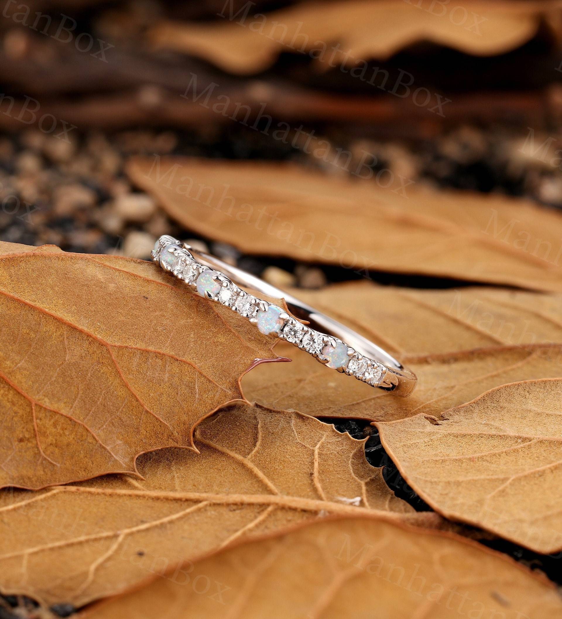 Vintage Runder Diamant Ehering Art Deco Natürlicher Opal Weißgold Band Halbe Ewigkeit Moissanite Zackenset Einzigartiger Jahrestag Ring von ManhattanBox