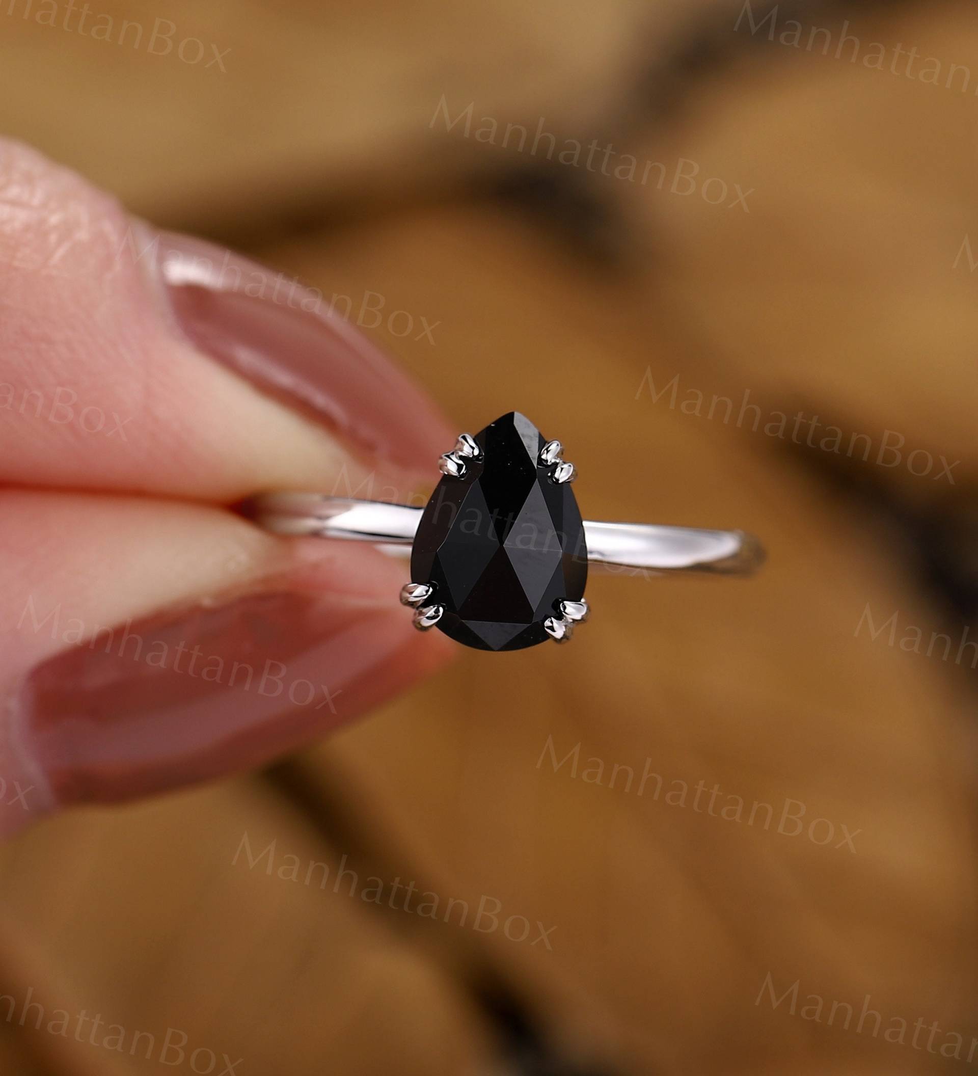 Vintage Schwarzer Onyx Verlobungsring Birnenform Solitaire Weißgold Doppelprong Gesetzter Ehering Einzigartiger Rosenschliff Brautjubiläumsring von ManhattanBox