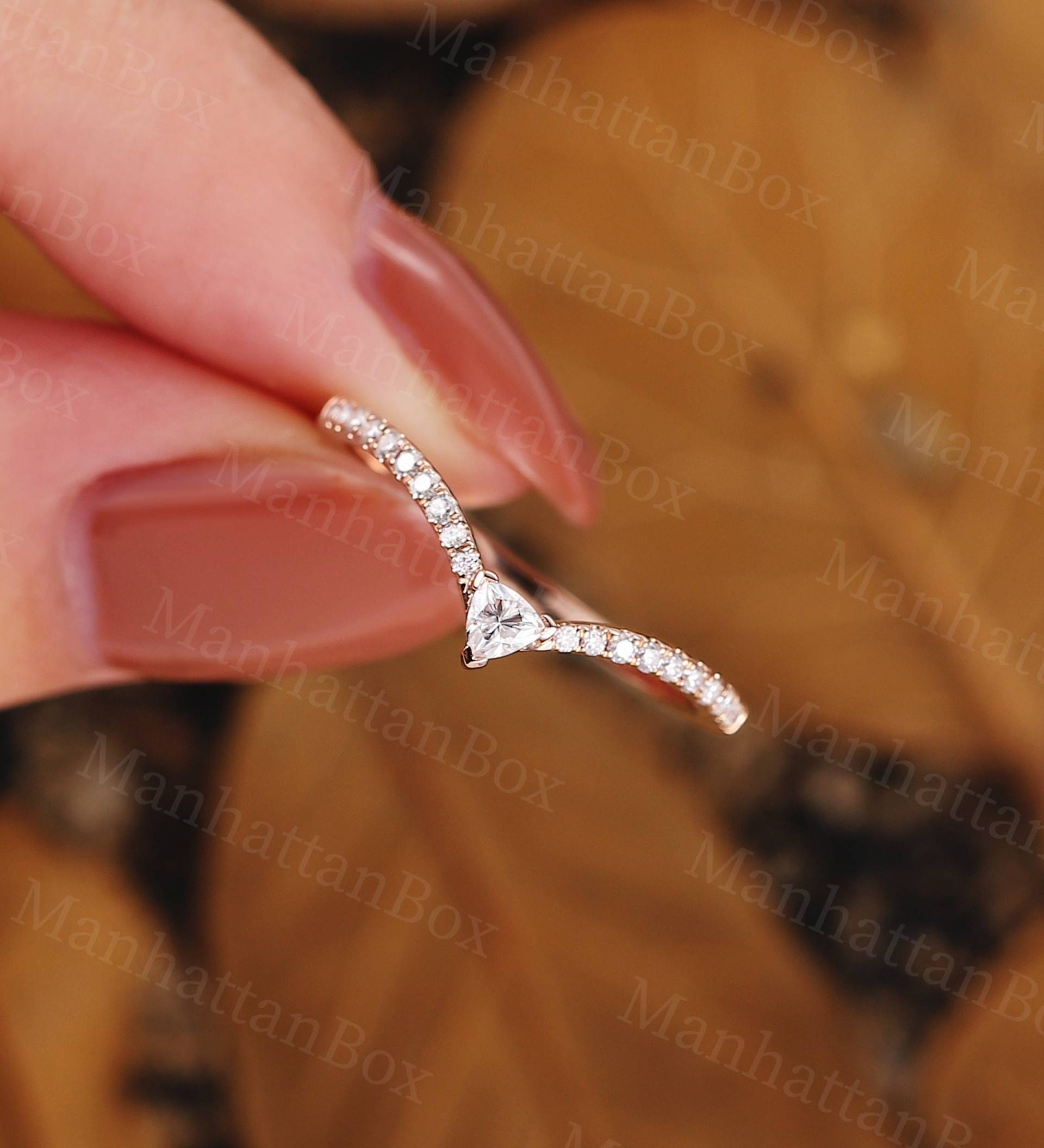 Vintage Trilliantschliff Moissanite Gebogener Ehering Rosegold| Diamant Half Eternity Braut Band |Unikat Stapelband Jubiläumsring von ManhattanBox