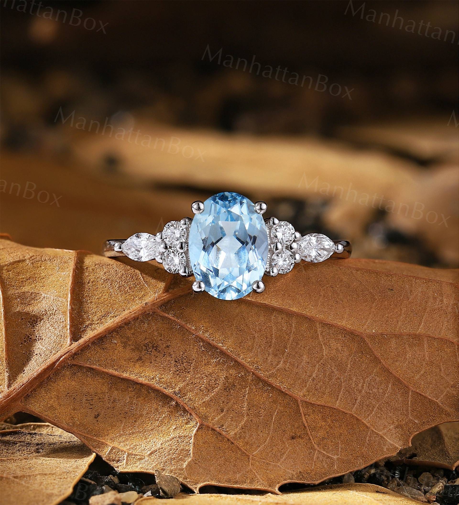 Vintage Weißgoldring Aquamarin-Verlobungsring Ring in Ovalschliff Art-Deco-Diamantring Moissanit-Ring Jubiläumsring von ManhattanBox