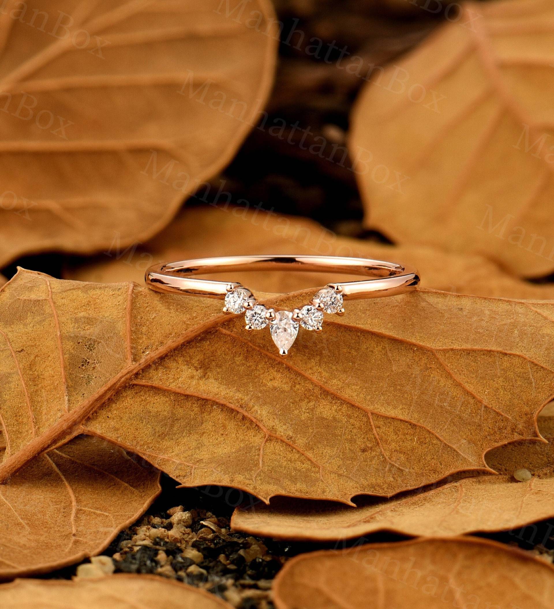 Zierlicher Tropfen Moissanite Ehering Rose Gold Band Gebogenes Chevron Diamant Ring Passendes Einzigartiger Jahrestag von ManhattanBox