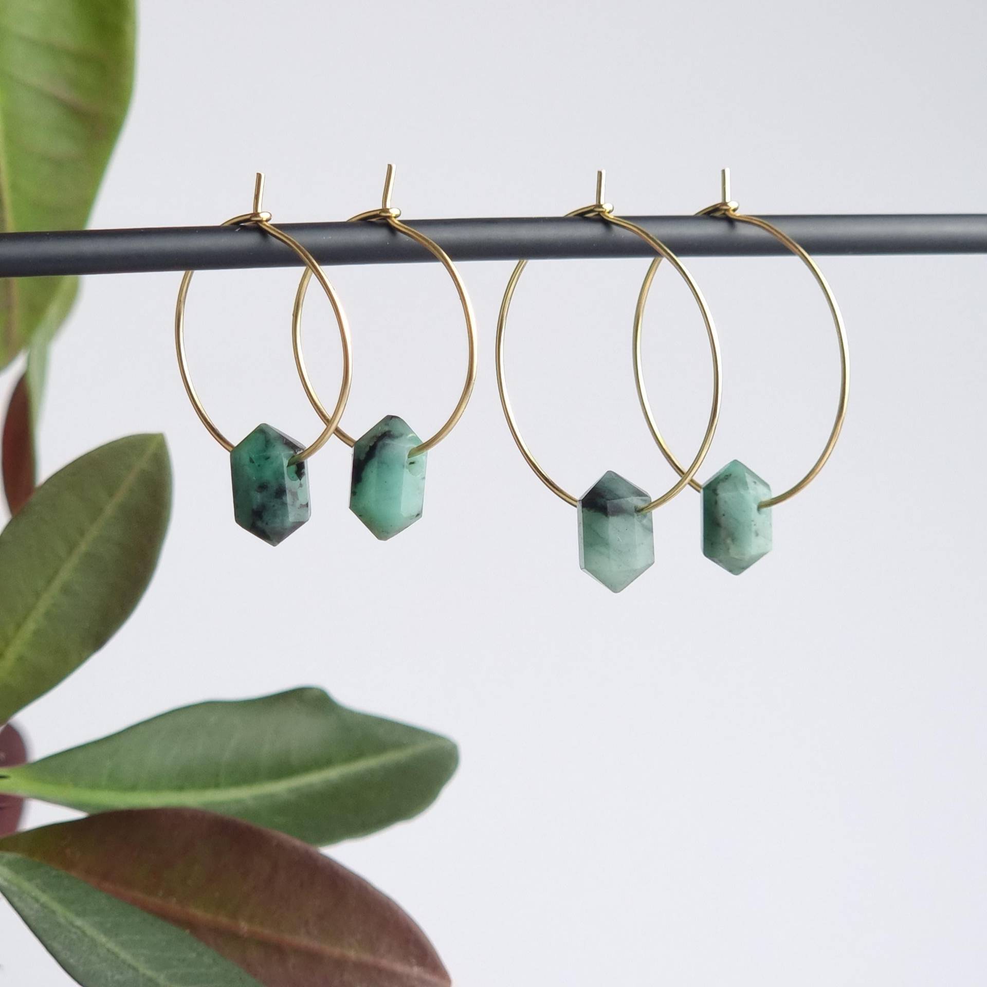 Smaragd Ohrringe Gold Oder Silber | Mit Creolen Schmuck Grüner Stein von ManiVana