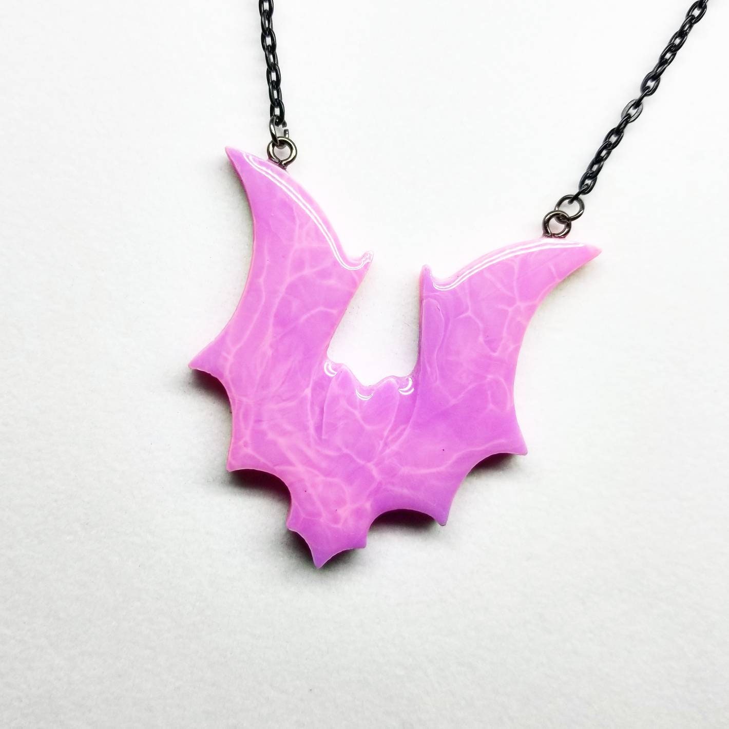Handgemachte Pastell Lila Und Pink Marmorierte Fledermaus Halskette Handgemachte Pastell Lila Und Pink Marmorierte Fledermaus Halskette von ManiaMade