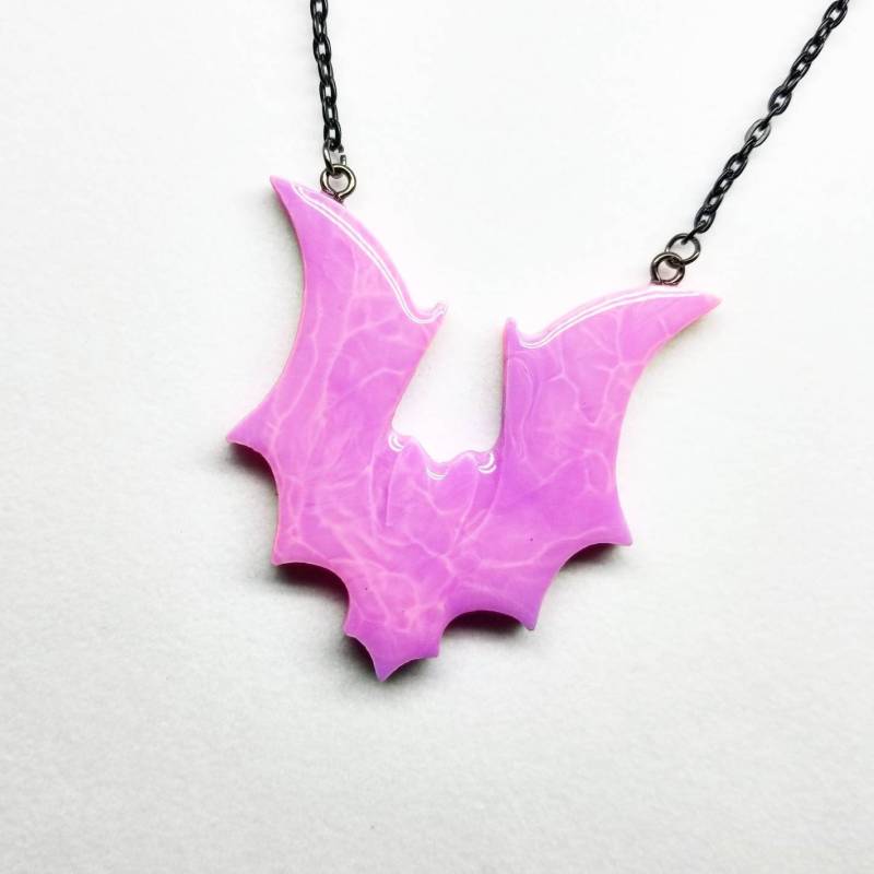Handgemachte Pastell Lila Und Pink Marmorierte Fledermaus Halskette Handgemachte Pastell Lila Und Pink Marmorierte Fledermaus Halskette von ManiaMade