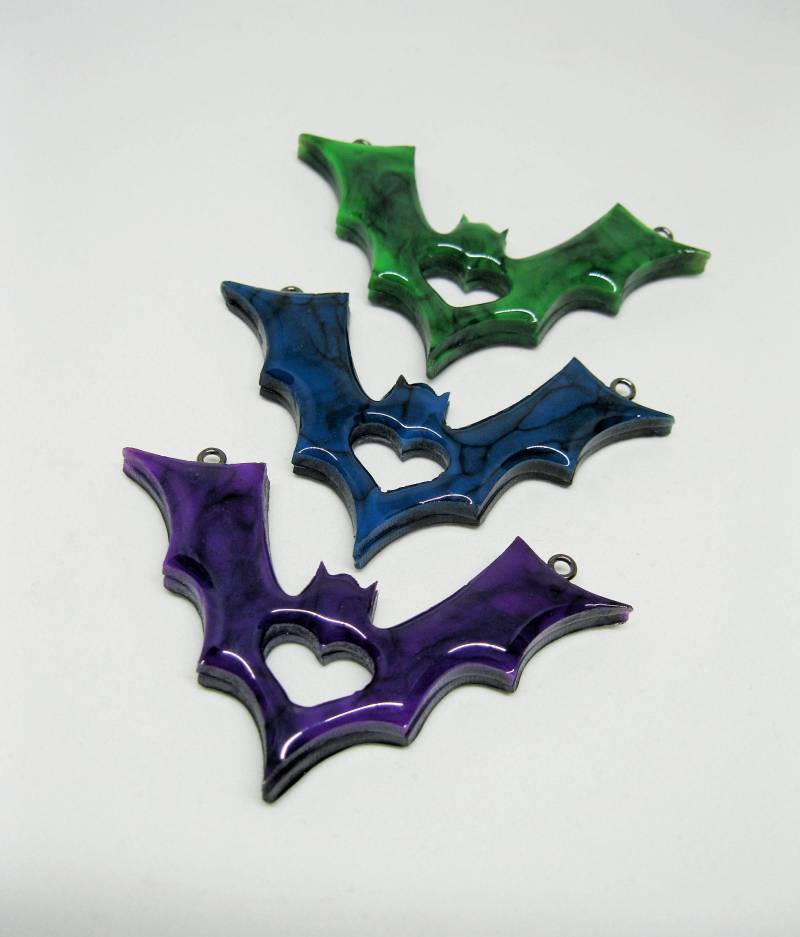 Kleine Grün, Blau, Oder Lila Marmorierte Herz-Fledermaus-Halskette von ManiaMade