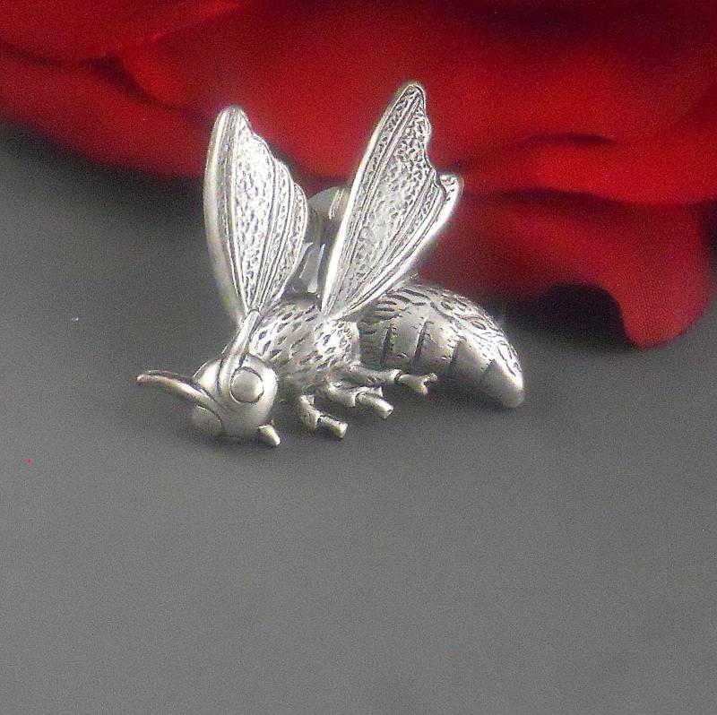 Fliegen Biene Pin Bee Krawatte Tack Sterling Silber Überzogene Flügel Männer Zubehör Bienen Brosche von Maniadesign