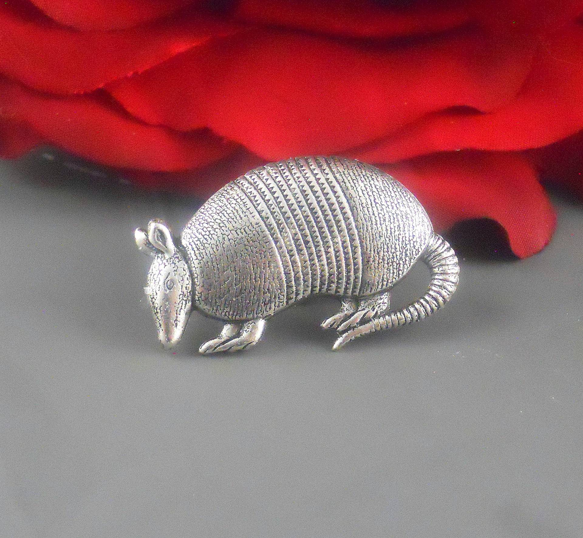 Handgemachte Antiqued Silber Plated Gürteltier Brosche, Krawattennadel von Maniadesign