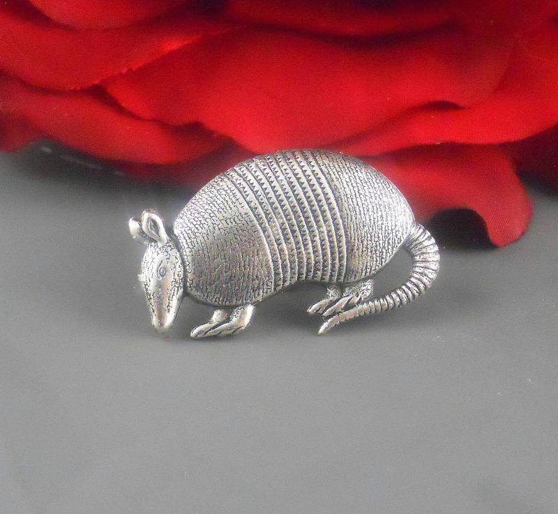 Handgemachte Antiqued Silber Plated Gürteltier Brosche, Krawattennadel von Maniadesign