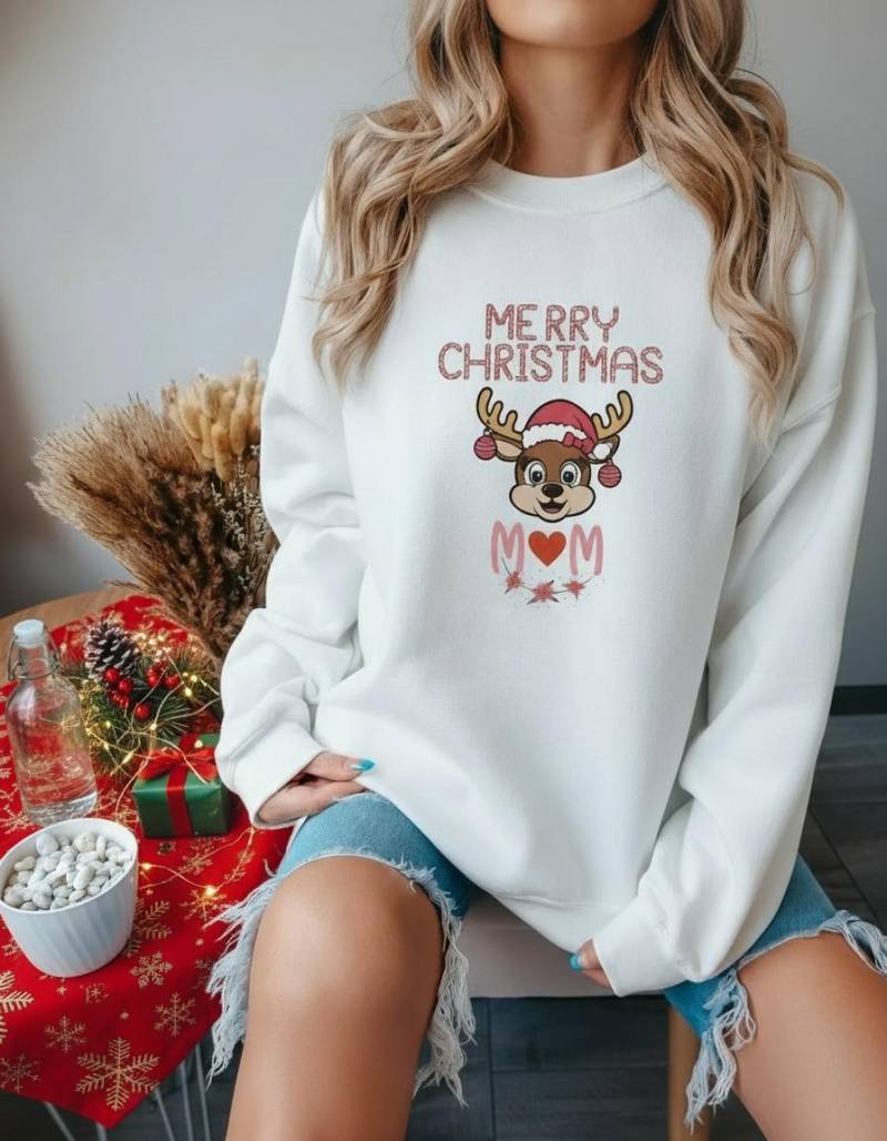 Personalisierter Christmas Pulli Lustiger Weihnachtspullover Mit Rentier - Geschenk Für Mama Papa Opa Xmas Personalized Sweatshirt von ManifestMoreDesign