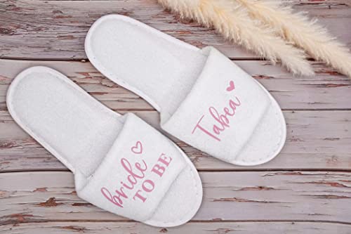 Manilu Premium JGA Slipper personalisiert | Bride to be | Junggesellinnenabschied Schläppchen | Hochzeit | Pantoffel | SPA Schuhe | Wellness (Schriftfarbe Rosa) von Manilu