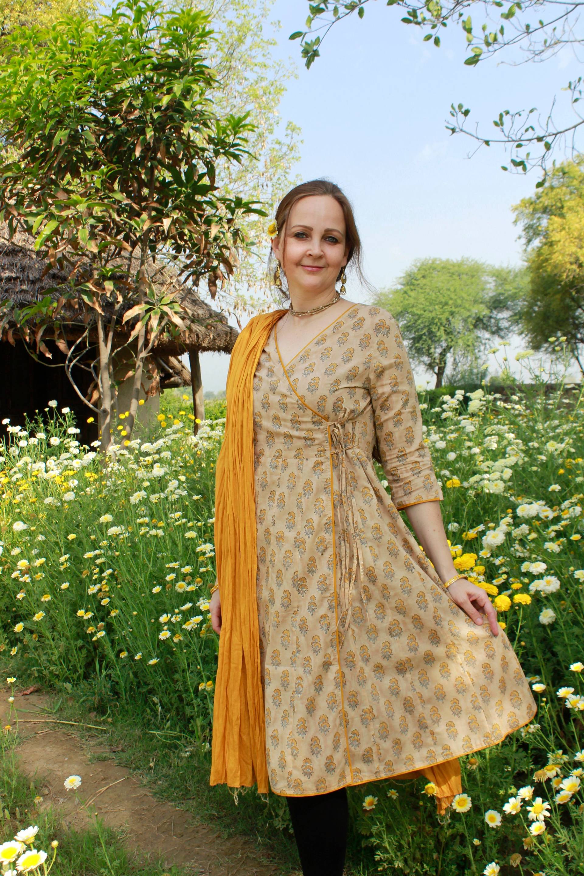 Kairavi Anarkali Kleid, Reine Baumwolle, Boho, Floral, Wickelkleid, Lässig, Gelegenheitskleid, Hellbraun, Gelb, Handgefertigt, Ethical Fashion von ManiniClothing