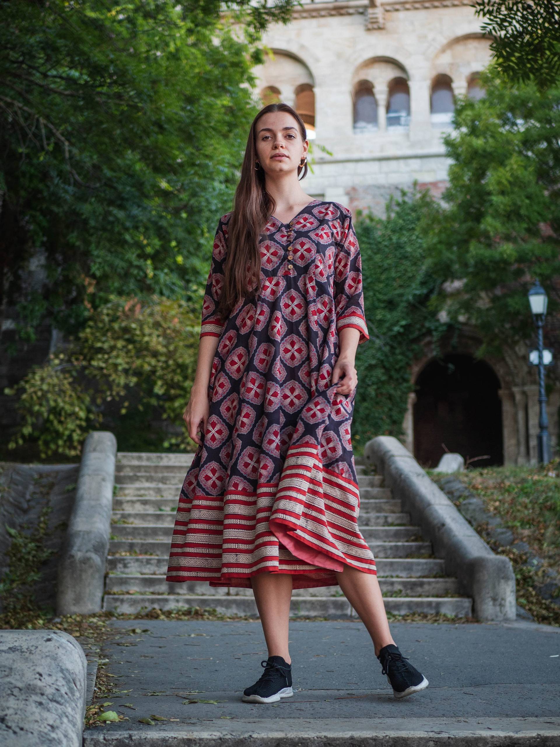 Syamala-Kleid, Wadenlänge, Handblock Bedruckt, Boho, Schwarz, Rot, Weiß, Lässig, Gelegentlich, Reine Baumwolle, Handmade, Ethical Fashion, Panelled von ManiniClothing