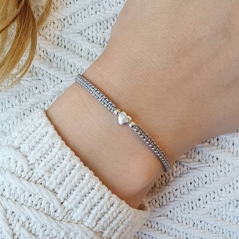 Makramee Armband Mit Herz - Minimalistisch Filigran Freundschaftsarmband Handgefertigt Verstellbar Herzperle in Gold Oder Silber von ManjulaArmband