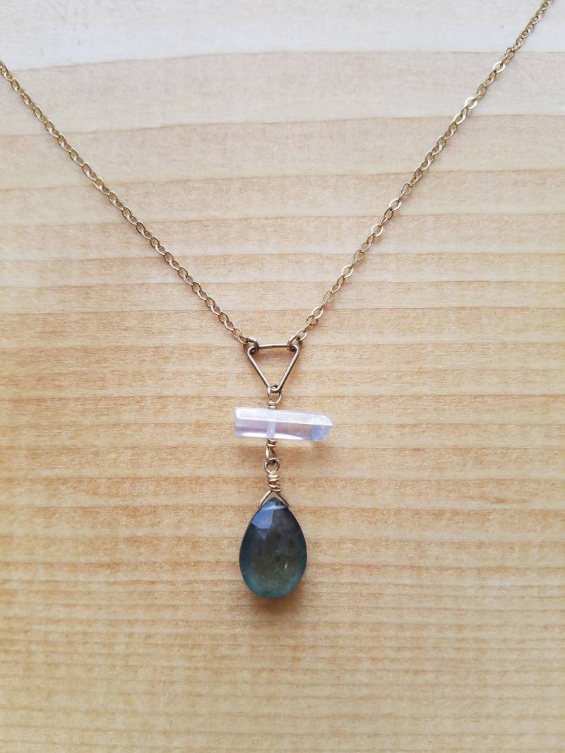 Gold Gefüllt Kristall Punkt Und Moos Aquamarin Anhänger Gold Gefüllt Kristall Punkt Und Moos Aquamarin Anhänger von MannajewelryDesign