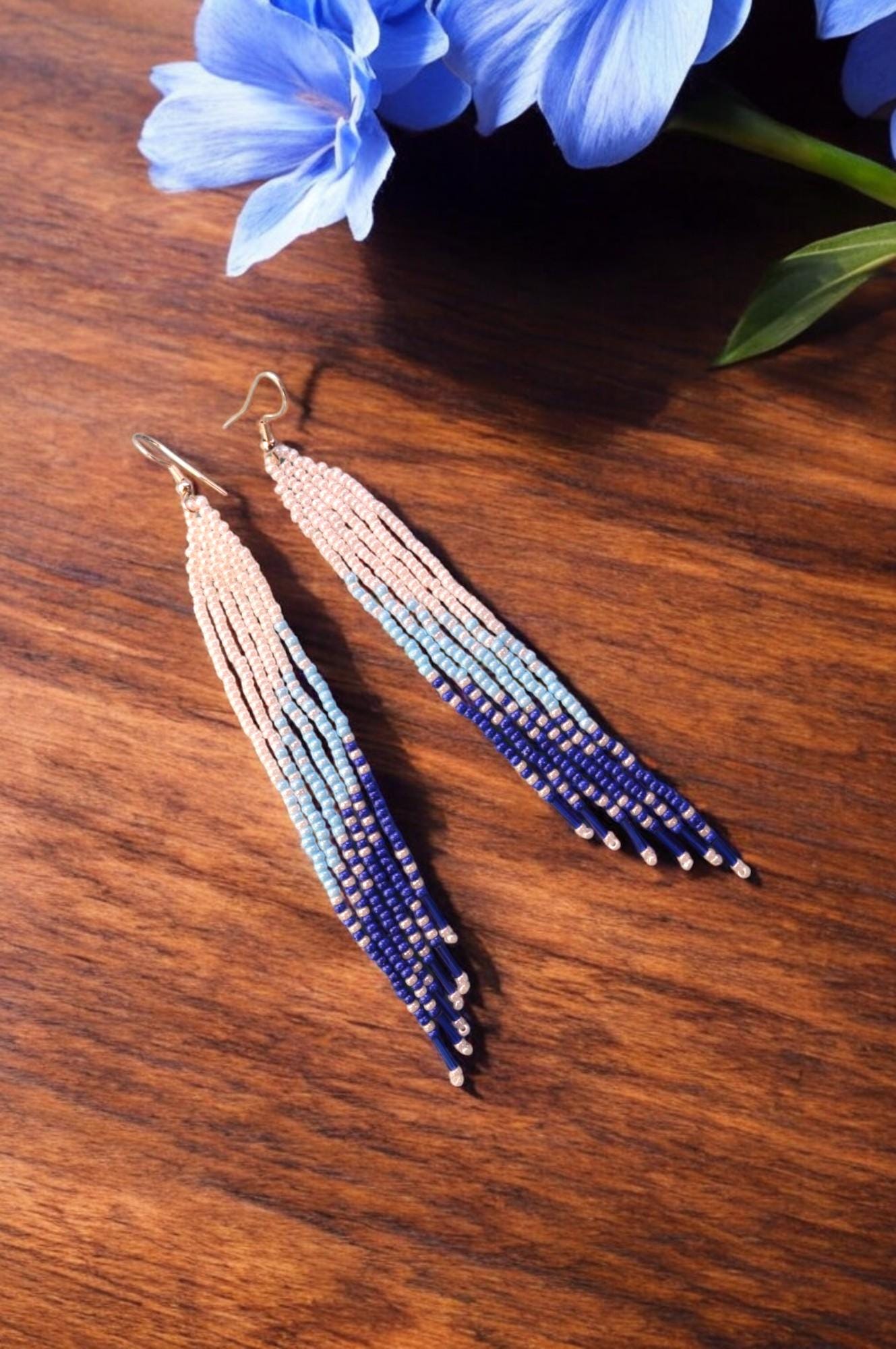 Lange Weiß Blau Perlen Fransen Ohrringe, Rocailles Ziegel Stich, Leichte Moderne Statement Weihnachtsohrringe Geschenk Lange Weiß Blau Perlen Fransen Ohrringe, Rocailles Ziegel Stich, Leichte Moderne Statement Weihnachtsohrringe Geschenk von MannatDesignCo