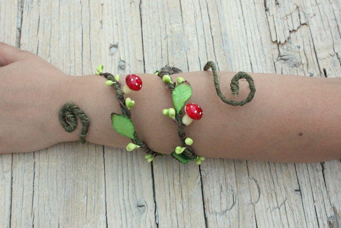 Waldpilz Unterarm Armstulpe Boho Fee Armband von ManniaTitta