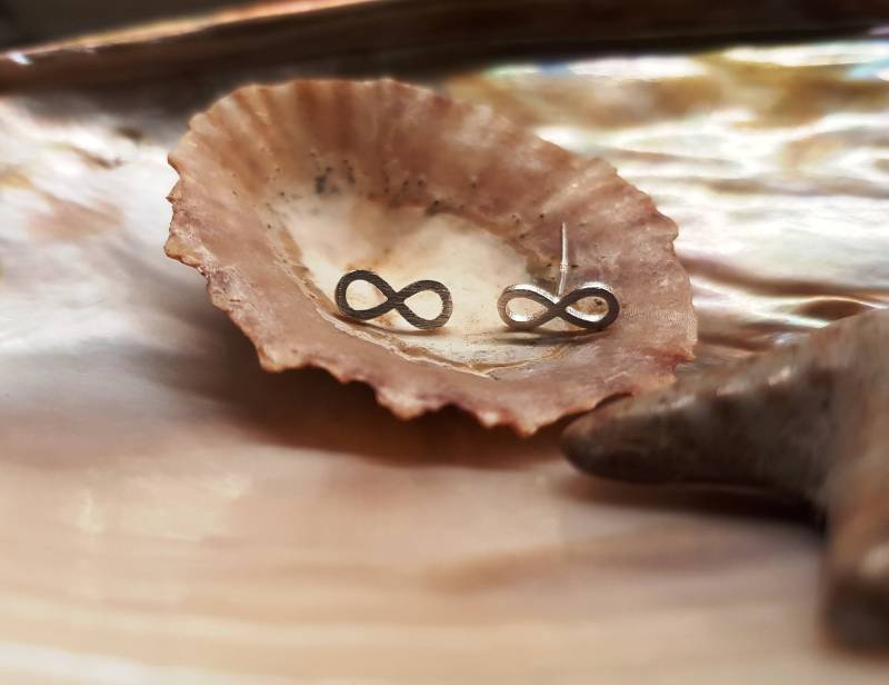 Endlos-Zeichen in 925Er Echtsilber Als Ohrstecker, Filigran Leicht Mattiert, Aber Auch Ganz Minimal Funkelnd von MannikaBerlin