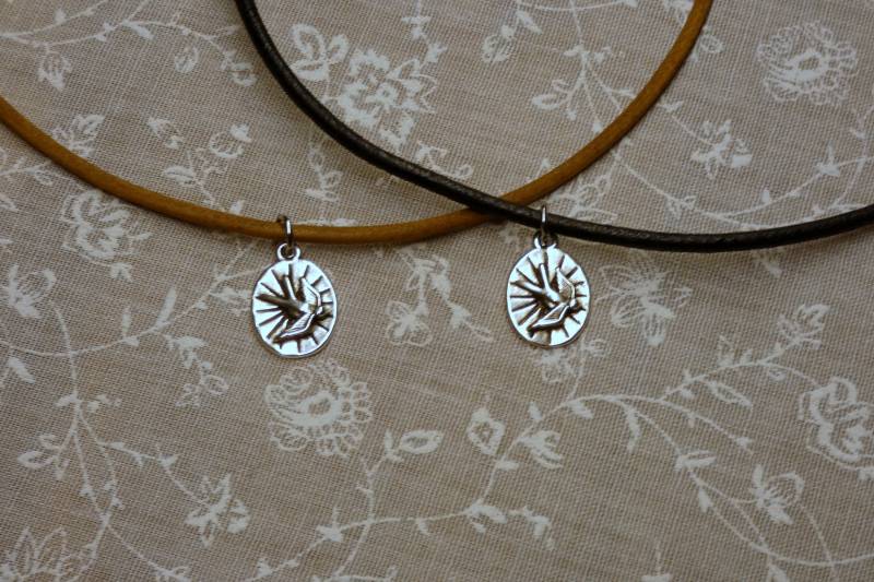 Friedenstaube in Silber - Lederkette Mit Magnetverschluß Schwarz Und Natur von MannikaBerlin