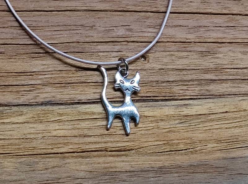 Katze in Silber Als Anhänger Mit Rosafarbener Lederkette | Für Kinder Katze in Silber Als Anhänger Mit Rosafarbener Lederkette | Für Kinder von MannikaBerlin