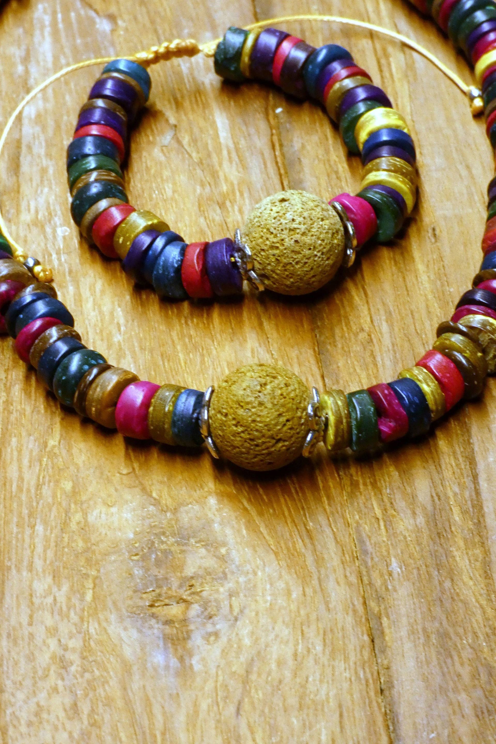 Kokos-Schmuck-Set Bunt Mit Großer Lava-Perle, Kette Und Armband in Der Länge Verstellbar von MannikaBerlin