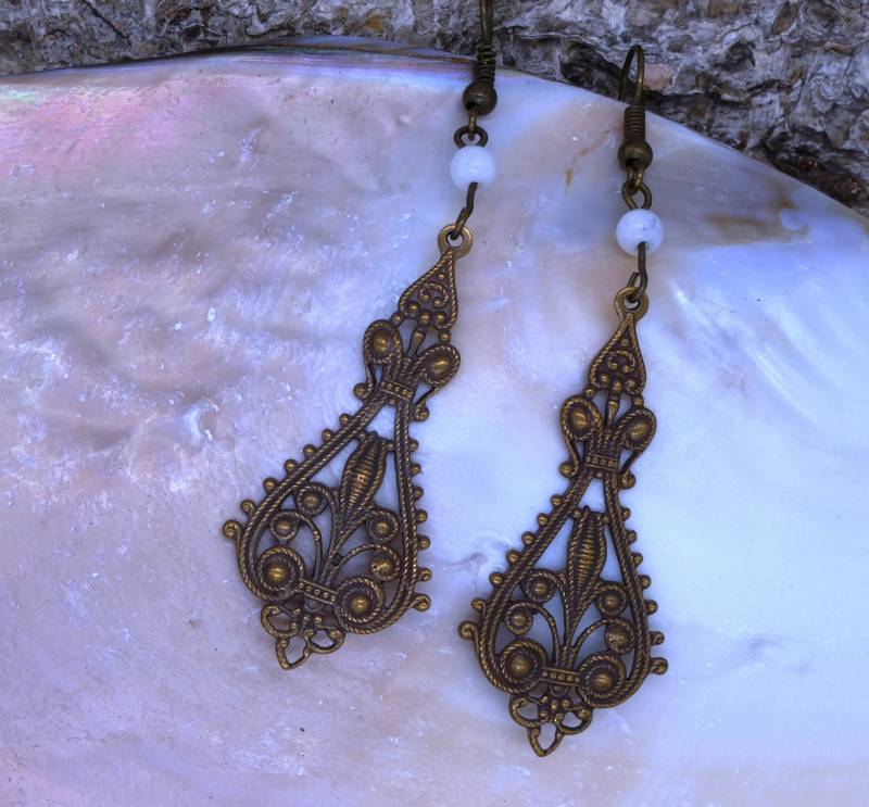 Messing-Ohrhaken Mit Anhänger Aus Cremefarbenem Achat Und Länglichem Ornament Messing von MannikaBerlin