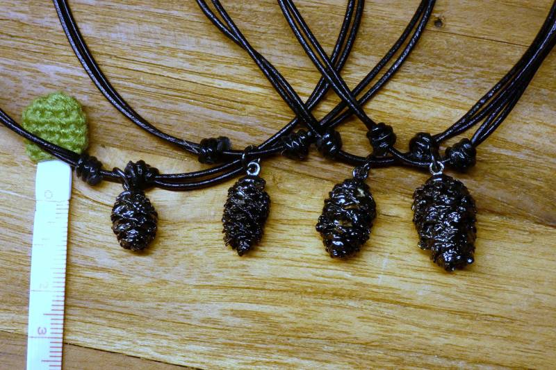 Perle Anthrazitfarben - Kurze Lederkette Schwarz Mit Schiebeknoten, 4 Verschiedene Einzelstücke von MannikaBerlin