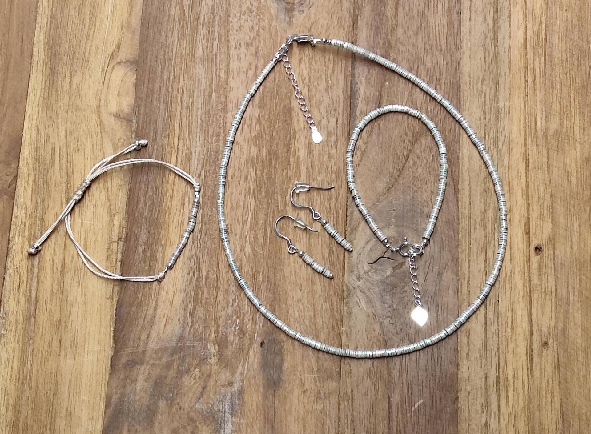 Perlmutt-Schmuck-Set-Filigran, Kette, Ohrhaken Und 2 Verschiedene Armbänder von MannikaBerlin