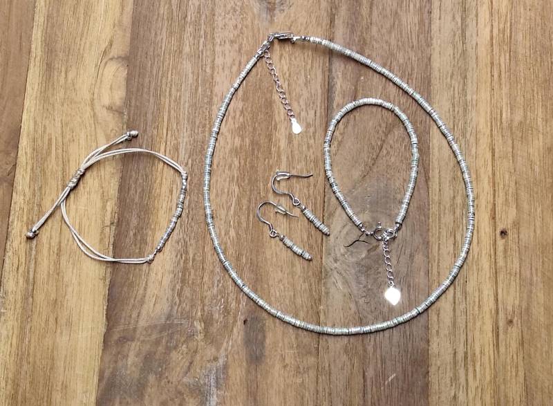 Perlmutt-Schmuck-Set-Filigran, Kette, Ohrhaken Und 2 Verschiedene Armbänder von MannikaBerlin