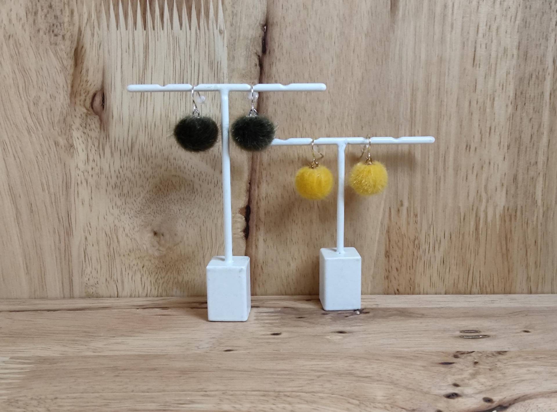 Pompom-Hänge-Ohrringe Gelb Und Gold Oder Khaki Silber von MannikaBerlin