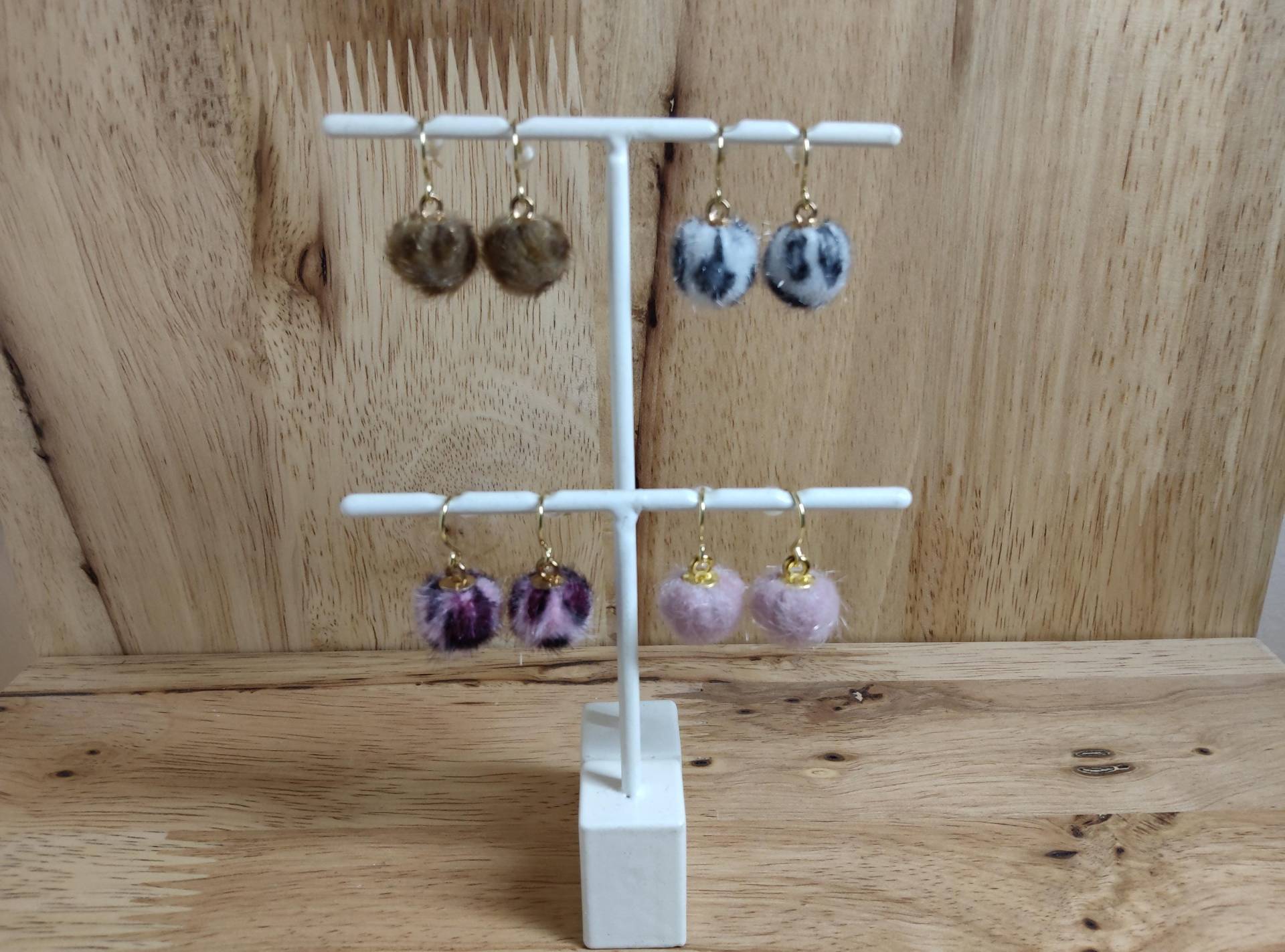 Pompom-Ohrhänger Mit Vergoldeten Ohrhaken in 4 Verschiedenen Farben von MannikaBerlin