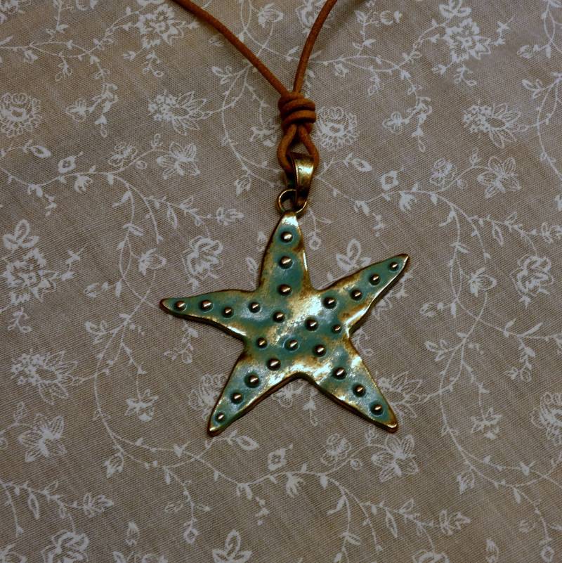 Seestern-Patiniert - Mit Naturfarbener Langer Lederkette Naturfarben, in Der Länge Verstellbar von MannikaBerlin