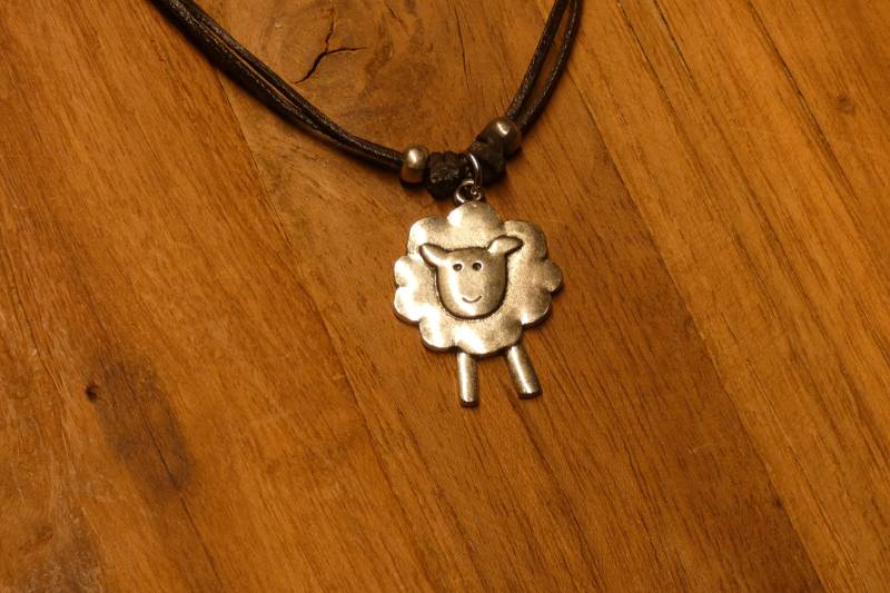 Süße Schafe in Silber - Dunkelbraune Lederkette, Der Länge Verstellbar von MannikaBerlin