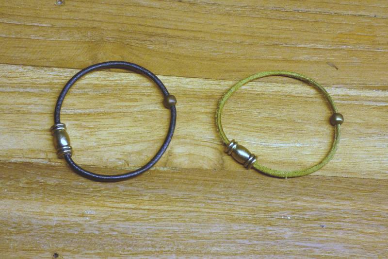 Süßes Lederarmband Mit Messingmagnet-Schmuck-Verschluß in Oliv Und Schwarz Messingperle von MannikaBerlin