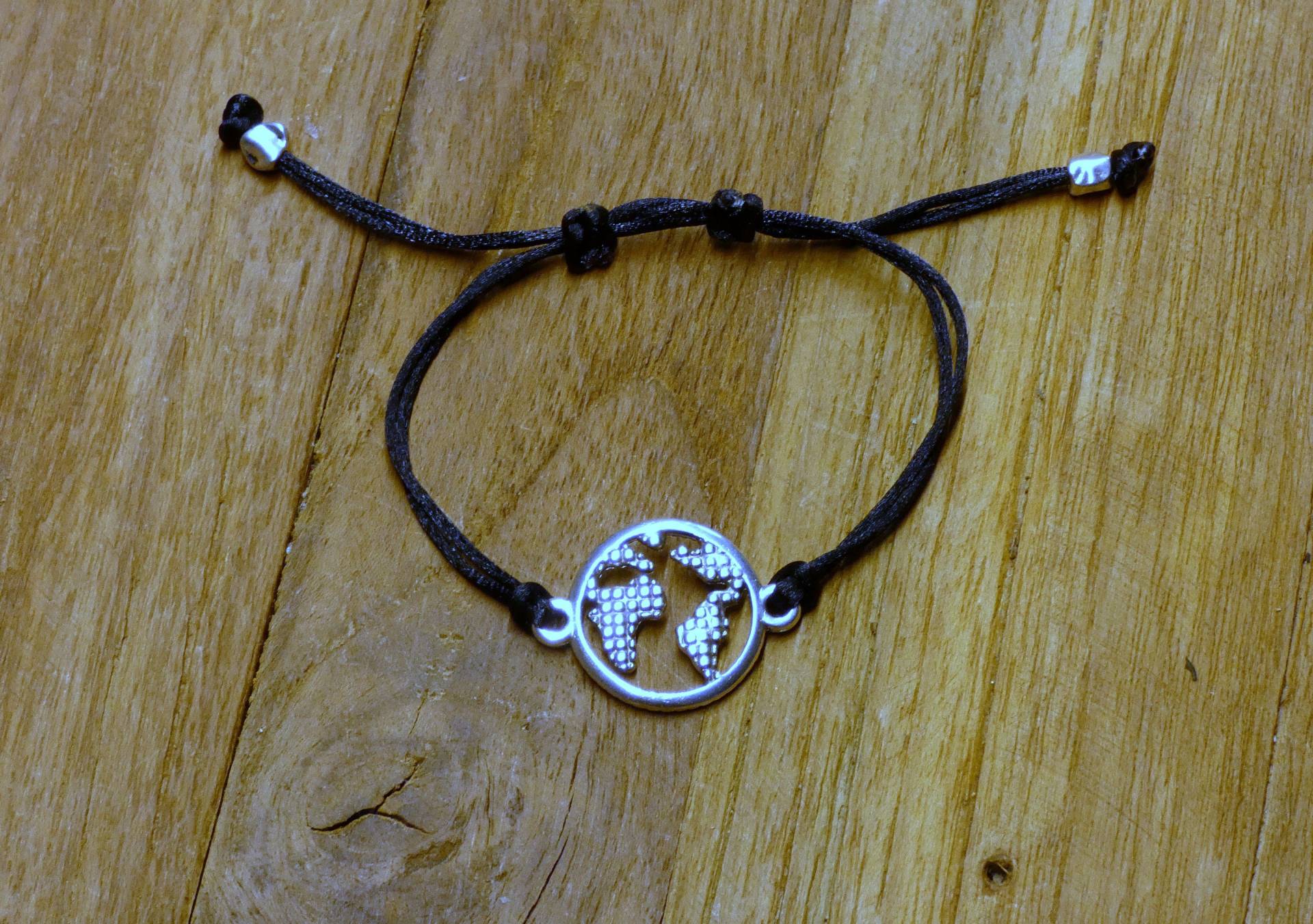 Versilberte Weltkarte - Mit Schwarzem Makramee-Armband Verbunden, Schiebeverschluß von MannikaBerlin