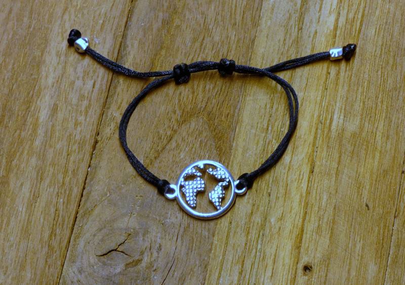 Versilberte Weltkarte - Mit Schwarzem Makramee-Armband Verbunden, Schiebeverschluß von MannikaBerlin