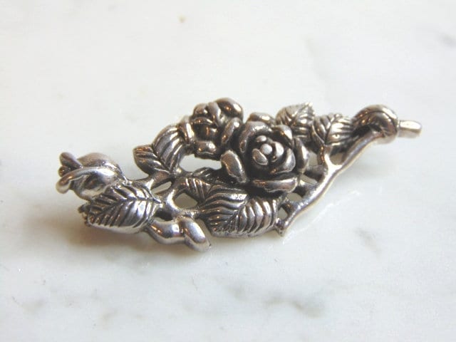 Damen Vintage Nachlass Sterling Silber Floral Repousse Brosche 11, 6G E1534 von MannysJewelry