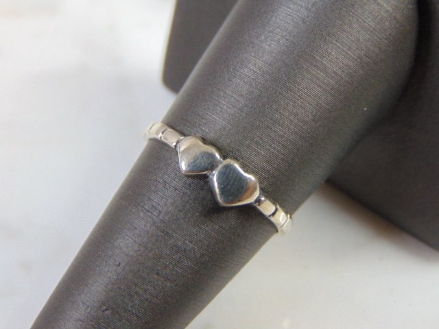 Damen Vintage Nachlass Sterling Silber Herz Ring 1, 5G E5133 Damen Vintage Nachlass Sterling Silber Herz Ring 1, 5G E5133 von MannysJewelry