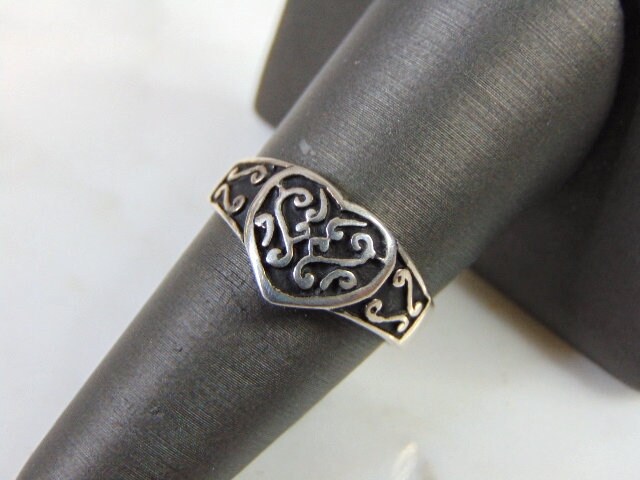 Damen Vintage Nachlass Sterling Silber Herz Ring 4, 3G E5132 Damen Vintage Nachlass Sterling Silber Herz Ring 4, 3G E5132 von MannysJewelry