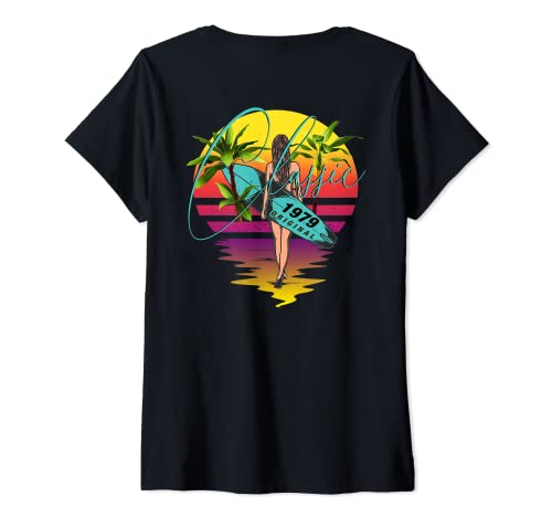 Damen Geburtstag, Classic of 1979 Original Retro Rückendruck T-Shirt mit V-Ausschnitt von ManoDeluxe Vintage 70's Birthday Retro Shop