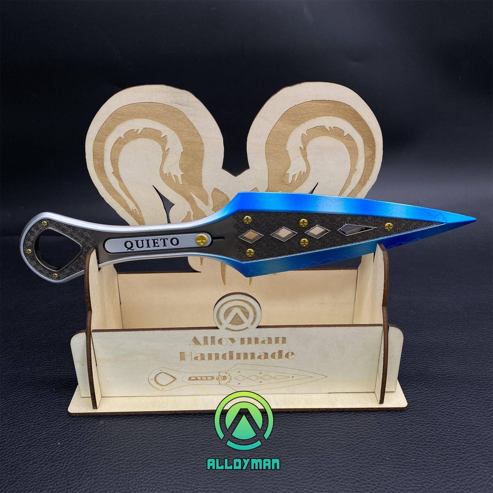 Handgefertigte Wraith Kunai Metall Blau Messer Erbstück Replik Leuchtende Cosplay Prop Gamer Sammlung Mit Ständer Handgefertigte Wraith Kunai Metall Blau Messer Erbstück Replik Leuchtende Cosplay Prop Gamer Sammlung Mit Ständer von ManofAlloy