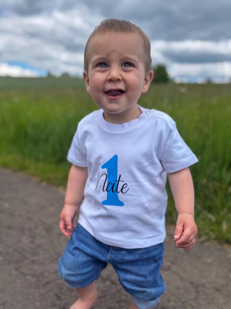 1. Geburtstag T-Shirt Mit Namen Personalisiert | Geburtstagsshirt 1 Jahr Geburtstagsoutfit Erster First Birthday Baby von Manokhandmade