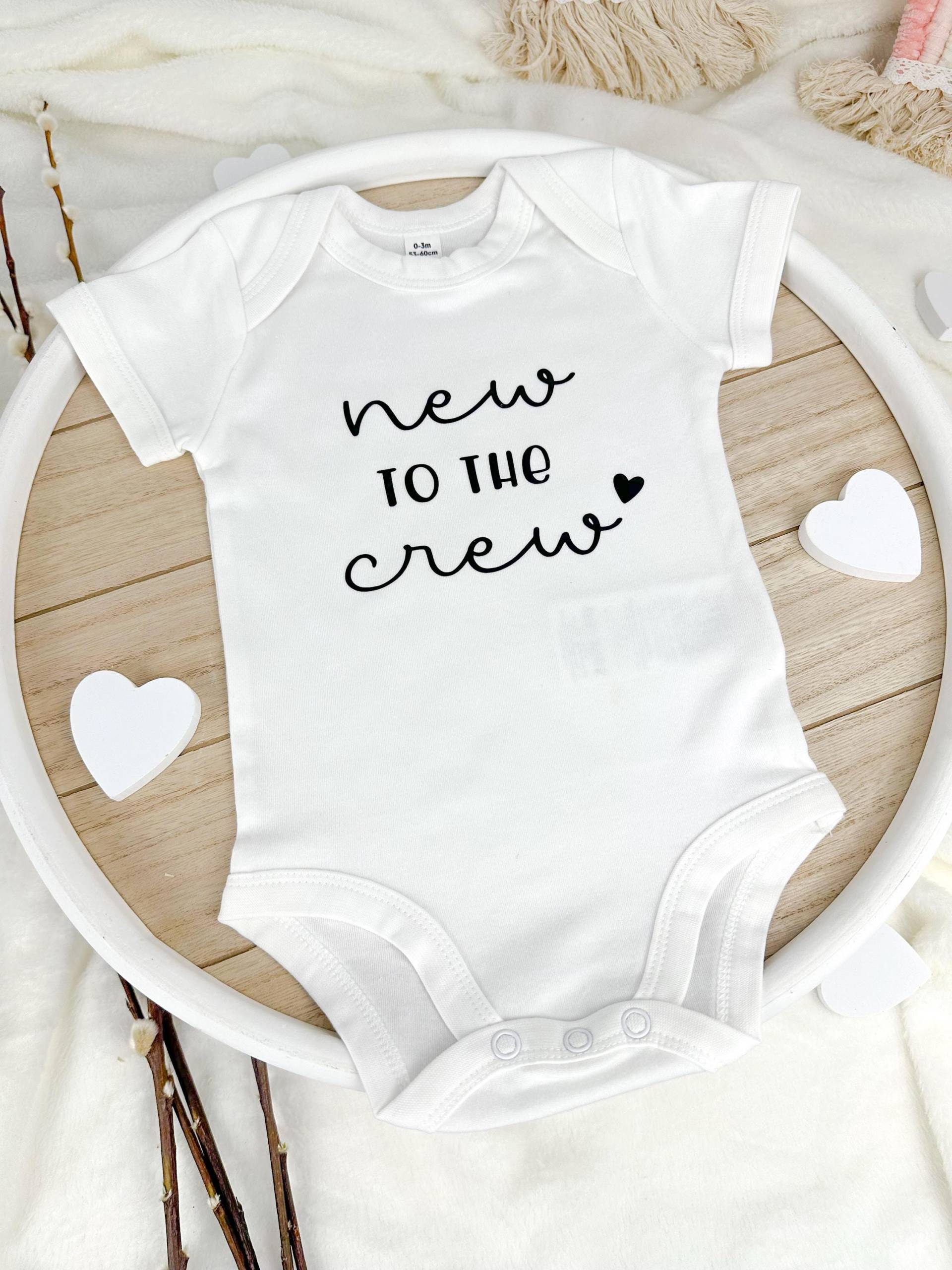 Babybody "New To The Crew" | Geschenk Für Werdende Väter Überraschung Großeltern & Familie Schwangerschaftsverkündung von Manokhandmade