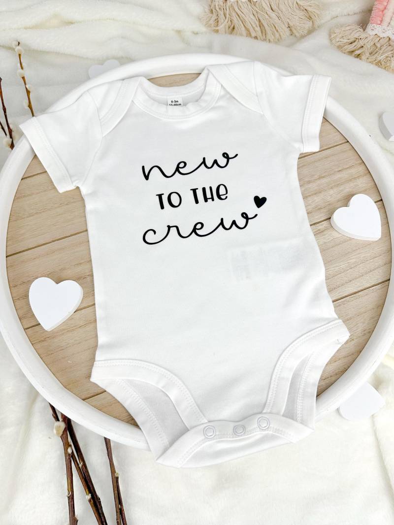 Babybody "New To The Crew" | Geschenk Für Werdende Väter Überraschung Großeltern & Familie Schwangerschaftsverkündung von Manokhandmade