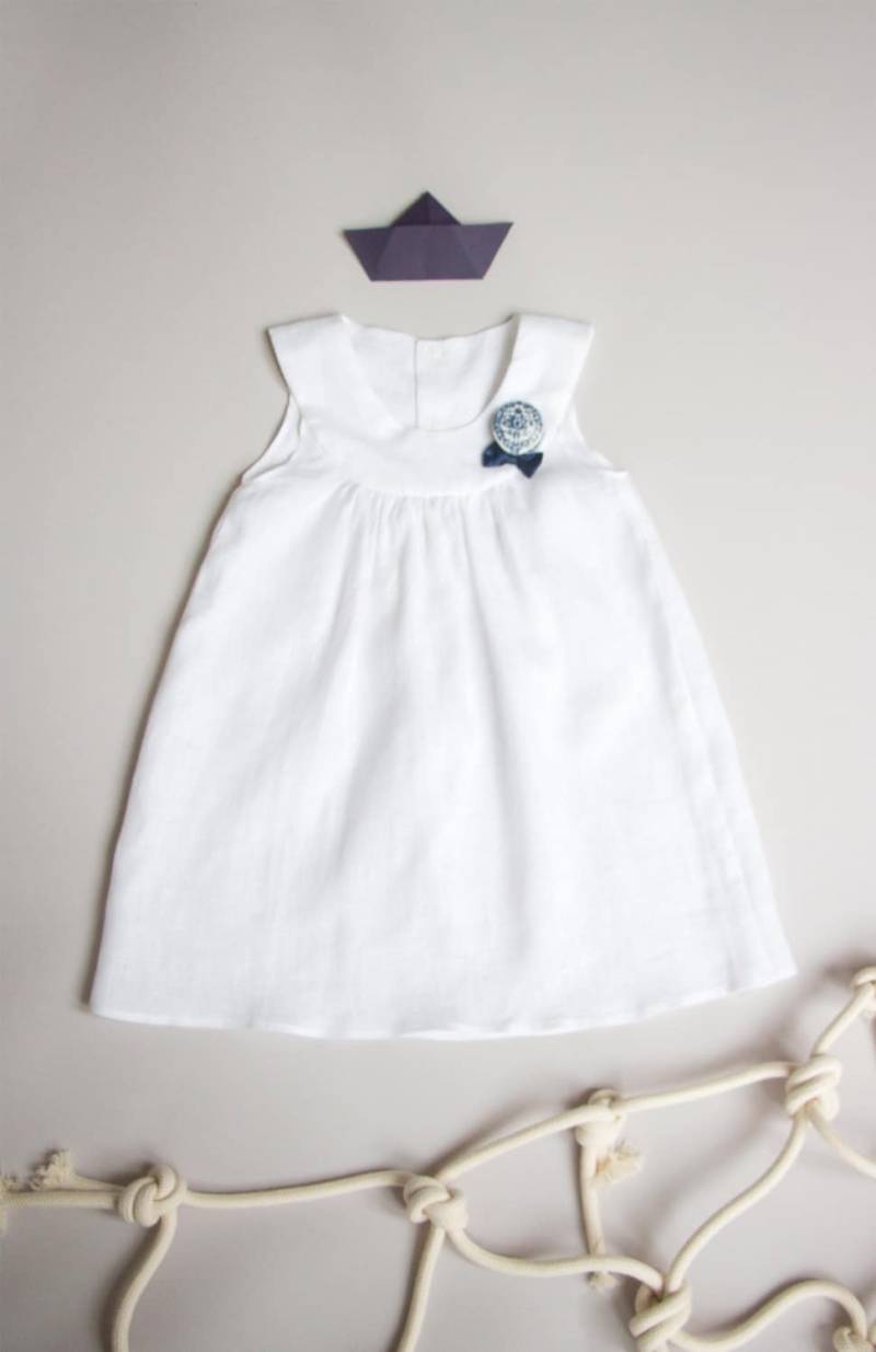 Ausverkauf Weißes Leinenkleid Mit Bella Brosche/Taufkleid/Taufkleid Für Baby Mädchen von Manoko