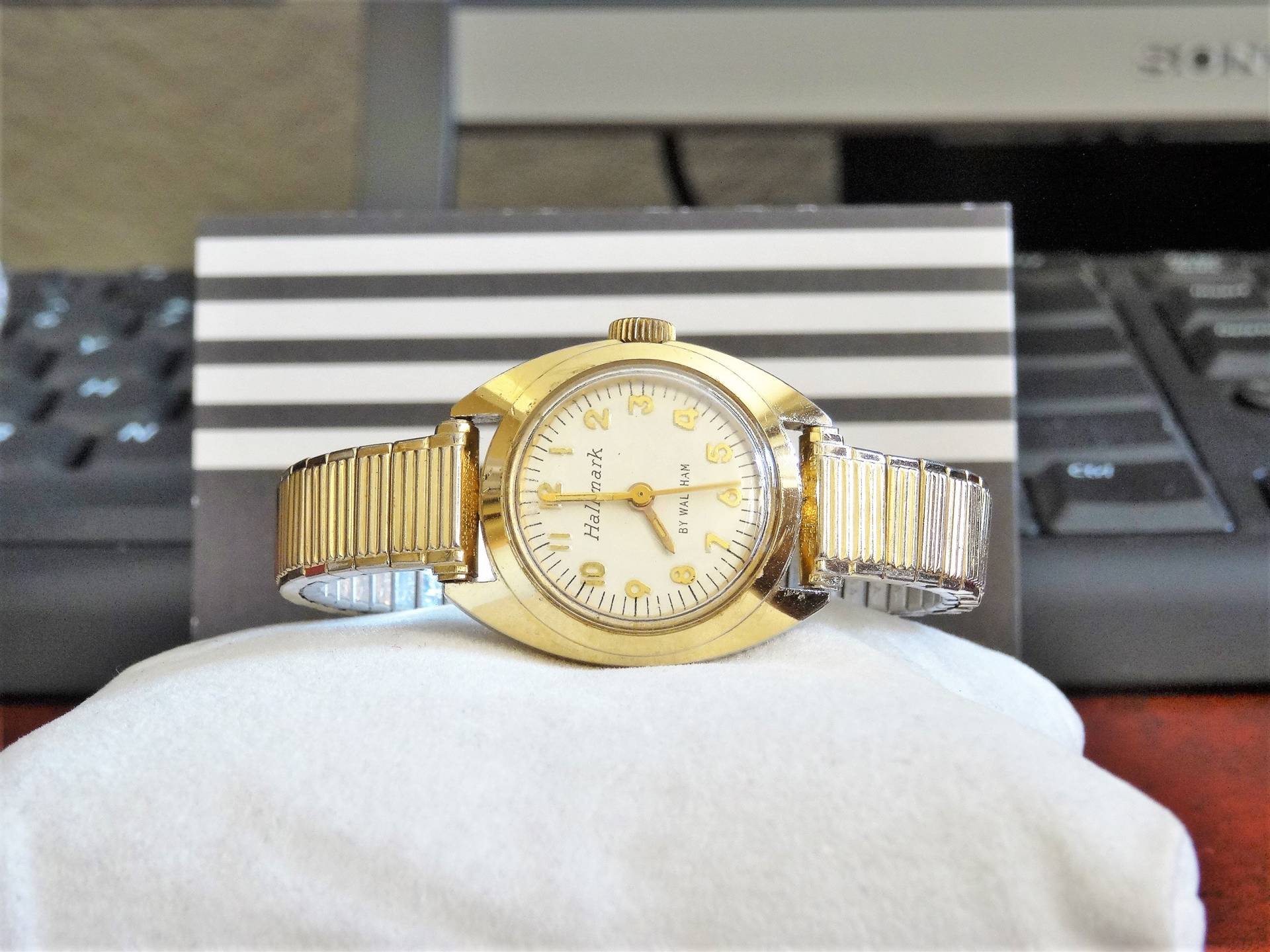 Vintage 1950Er Jahre Hallmark Von Waltham Gold-Ton-Quarz-Damenuhr Mit 17 Juwelen | Move-21600 W/9mm 10K G.f. & Rgp Band von ManoloWatches