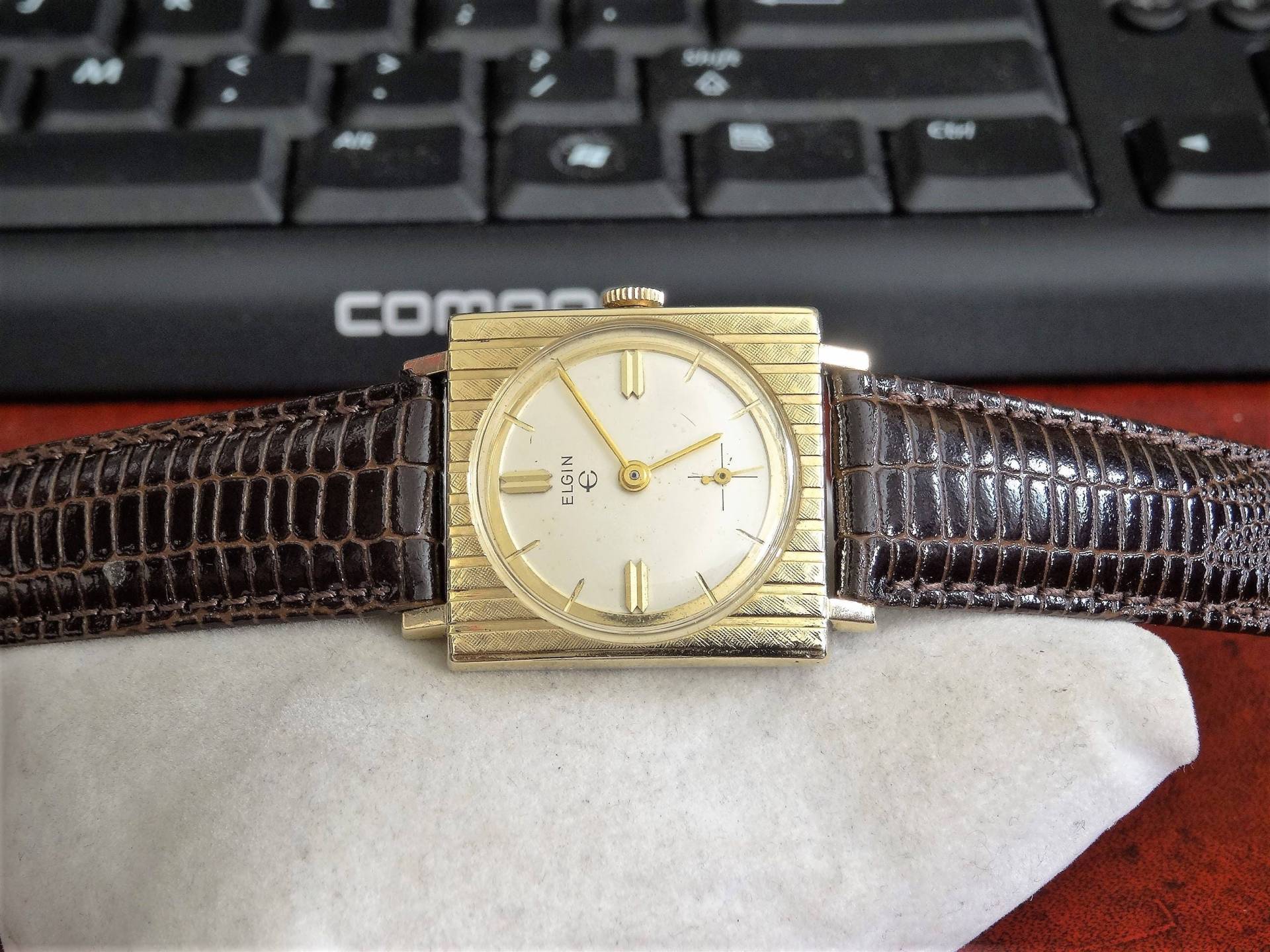 Vintage 1960Er Elgin 10K Rolled Vergoldete Platte Lünette Herrenuhr Mit 18mm Eidechse Getreide Band von ManoloWatches
