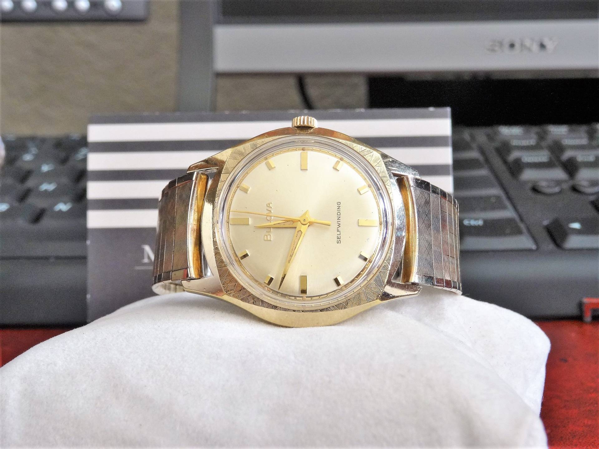 Vintage 1966 Bulova .0015 Gold Galvano Lünette Herrenuhr Mit 14K R.g.p. Band von ManoloWatches