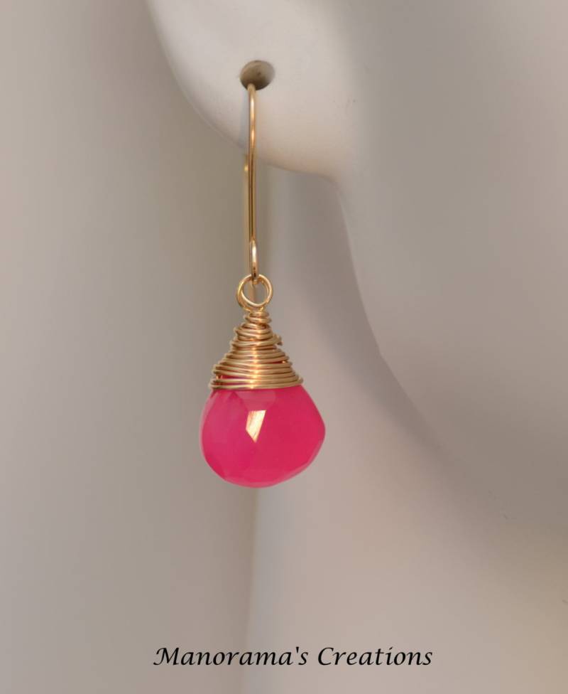 Aarya Ohrringe Hot Pink Briolette Ohrringe in 14K Gold Füllen Draht Gewickelt von ManoramasCreations