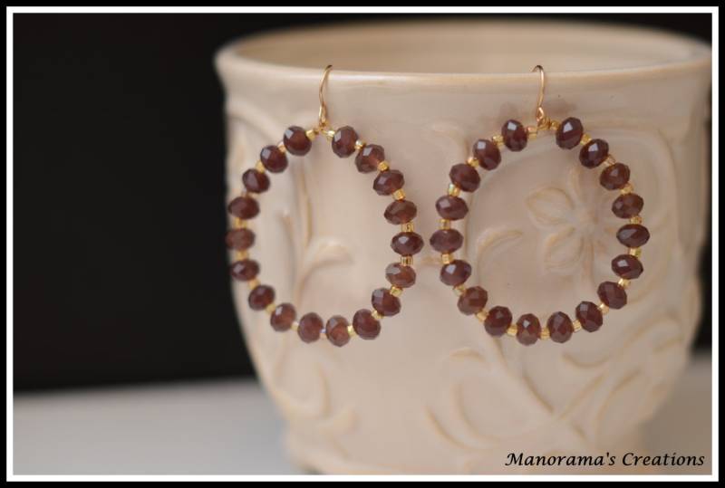 Aria Ohrringe - Purpleish Kastanienbraun, Die Kristall Mit Goldfarbenen Rocailles Perlen Und 14K Gold Füllen Draht Gepaart Aria Ohrringe - Purpleish Kastanienbraun, Die Kristall Mit Goldfarbenen Rocailles Perlen Und 14K Gold Füllen Draht Gepaart von ManoramasCreations
